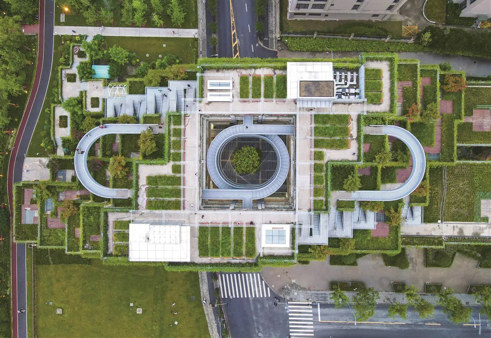 A breathtaking aerial view of Green Hill Shanghai, revealing its intricate layout and extensive green coverage blending seamlessly with the surrounding environment.